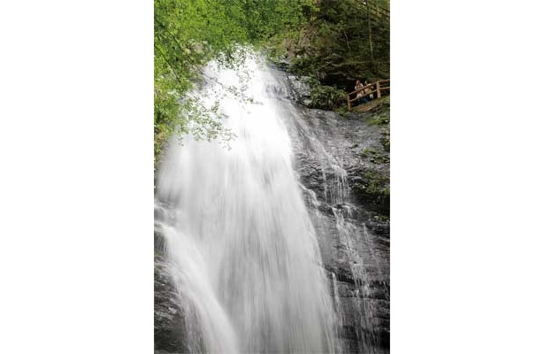 松尾芭蕉もその美しさに惚れた、奈良県・川上村の「蜻蛉の滝」