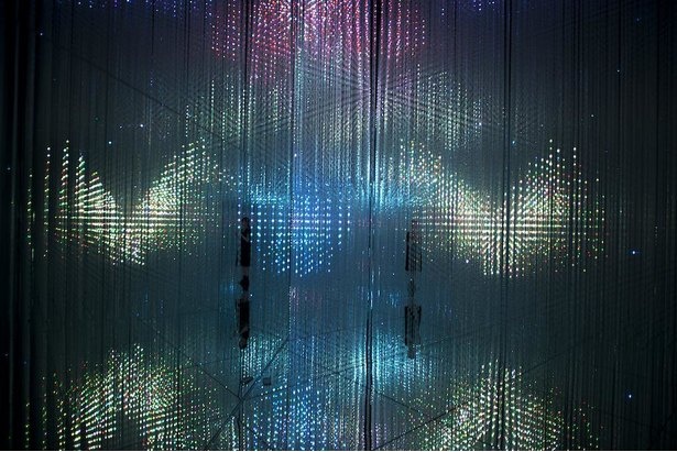 壁、床、天井がすべて鏡になっている「Wander through the Crystal World」