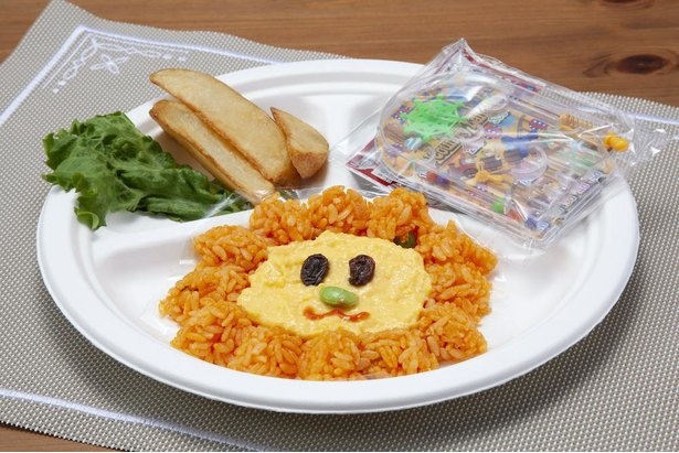チキンライスとスクランブルエッグでライオンの顔をかたどった「お子様チキンライス」(税込680円)※おもちゃ付き