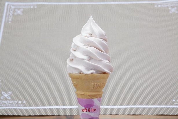 「ソフトクリーム」(税込380円)。濃厚なミルクと季節のフレーバーが楽しめる