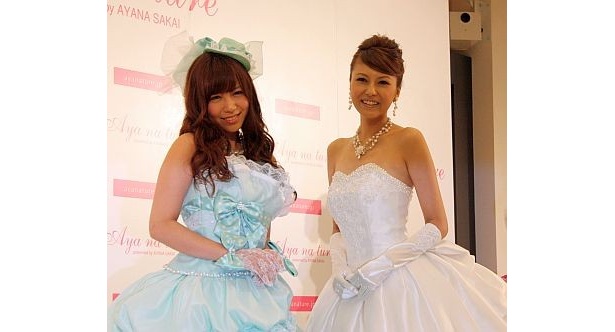 ドット柄リボンがアクセントのカクテルドレスを着たAKB48の河西智美さんとクラシカルで上品なオフホワイトのドレスを着た酒井彩名さん(右)