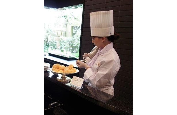 シェフが目の前でクリームを詰めてくれるかわいいシュークリームは、ひと口サイズで食べやすい。