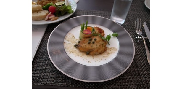 「エイのムニエル」(1500円)はリモネランチAでも食べることができる。