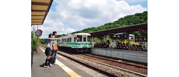 タヌキが描かれたラッピング列車がかわいい、信楽高原鉄道！　信楽駅のホームにはタヌキの行列が！