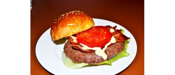 実食してみた！ 10億匹のミドリムシが練りこまれた異色のハンバーガーの味は？