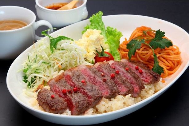 「長崎和牛ステーキトルコライスセット」(スープ・コーヒー付 税込2600円)
