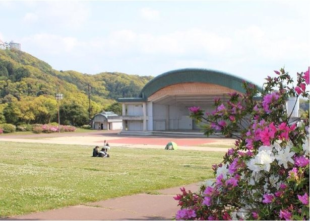 野外音楽堂前の広場では、テントを立ててのんびり過ごしたりピクニックをする人も