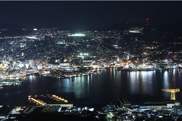【写真】長崎港と浦上川を挟んで対岸の都心部の夜景
