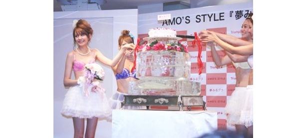 「ケーキ入刀って超楽しーい」と満面の笑み