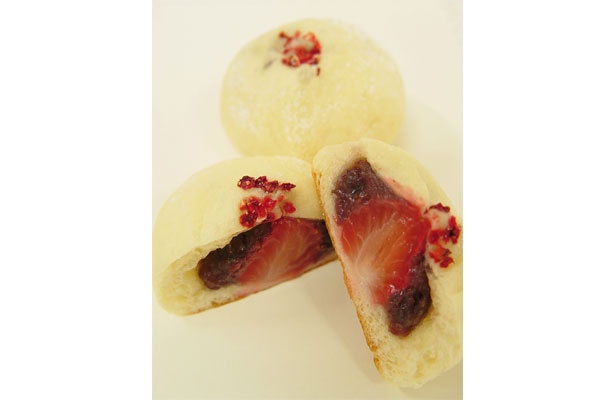 大粒イチゴ丸ごと1個入り！「苺あんパン」登場