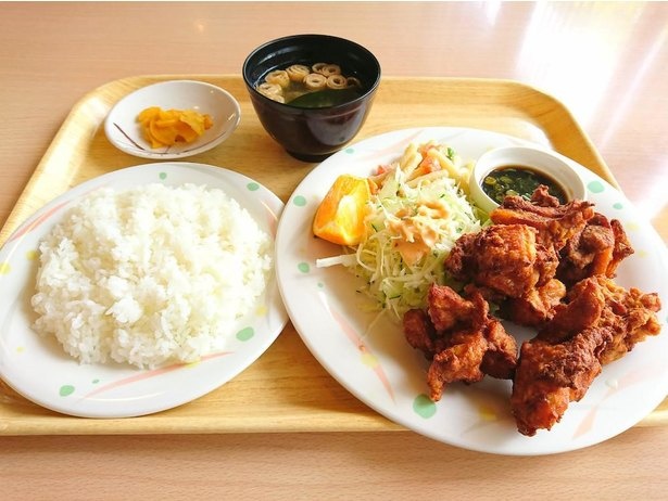 人気の「からあげ定食」(税込850円)。ごはん、味噌汁、香の物などがつく