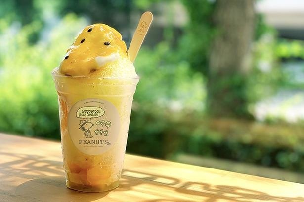 プチプチ食感のパッションフルーツソースと、カップの下にゴロゴロ入ったフローズンフルーツを混ぜて味わおう
