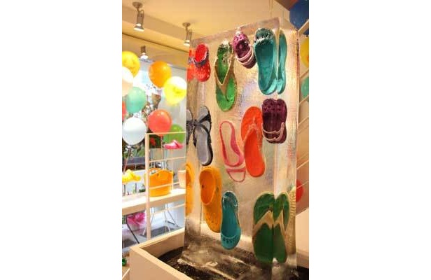 夏にピッタリ！氷漬けのクロックスも登場