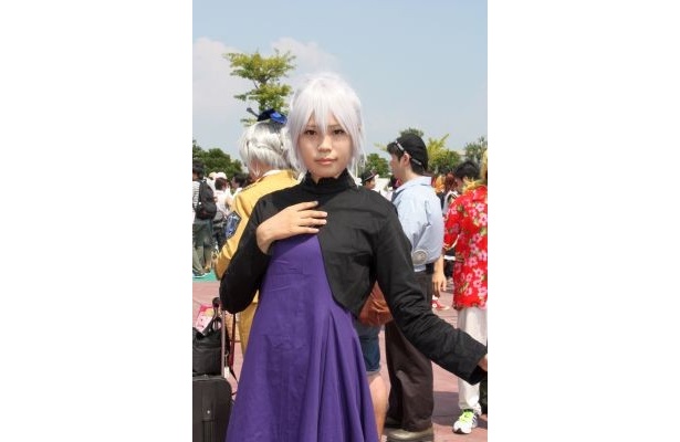 アンティークドール風ワンピースを着用する少女