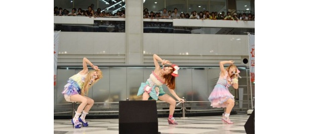 登場早々、激しいダンスを繰り広げる3人