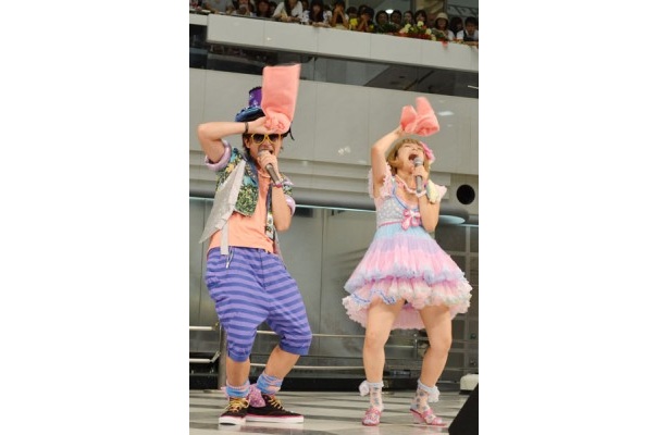タオルを手に、ノリノリのダンスを披露
