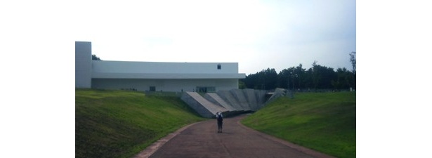 地形もあわせて設計されている立体的な構造の青森県立美術館