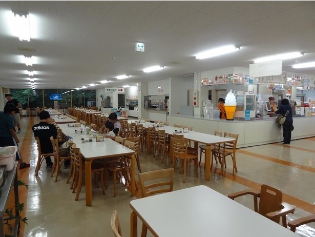 白鳥池の横にある「食堂 バクバク」。営業時間は10時30分から15時30分(LO15時)