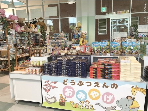 動物グッズのほかに、宮崎名物のお土産なども販売