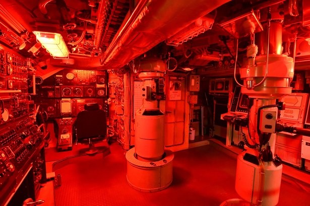 艦長室に入る体験は超貴重!潜水艦は潜航すると昼夜の区別がつかなくなるため、夜間は画像のように赤灯となるそう