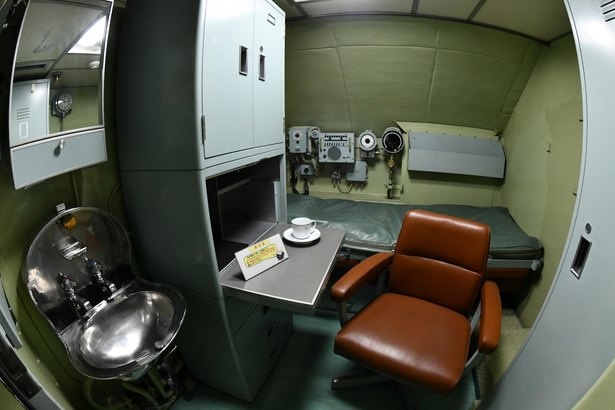 狭い潜水艦内では曜日感覚もなくなる。この部屋でもカレーを食べたのか想像するとおもしろい