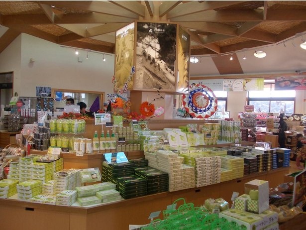 美術館前売店には鳥取ならではのお土産がずらり。鑑賞後に立ち寄ってみよう