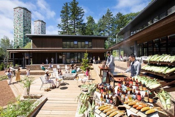2018年4月18日から夏季営業が開始され、全長160メートルのウッドデッキに飲食店が立ち並ぶ