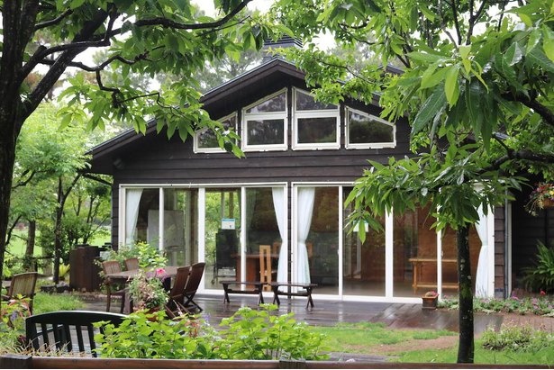 「アウトドアライフ指向の庭」は山小屋風の家をイメージ