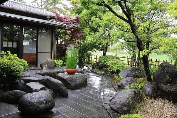 落ち着いた和の雰囲気の「和風の庭」