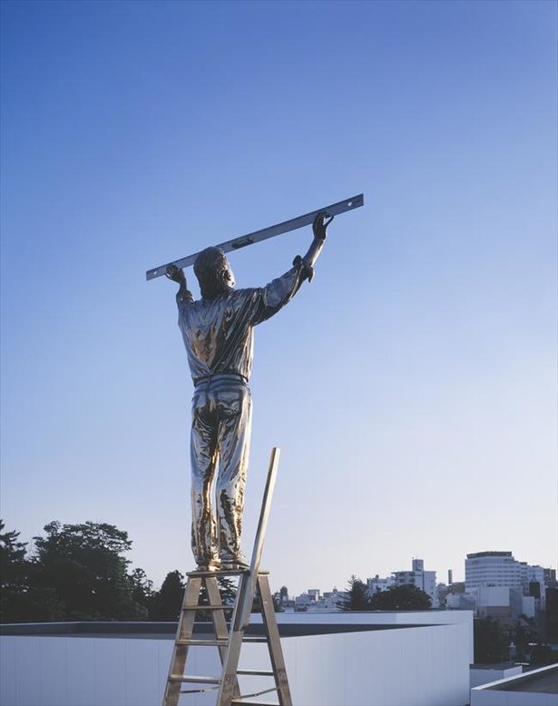 ヤン・ファーブル<雲を測る男>1998 (c) Angelos bvba 金沢21世紀美術館蔵