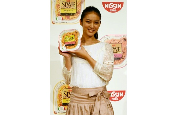 武井咲がパスタ鍋と共演！ 「日清SPA王」新CMは驚きの展開に