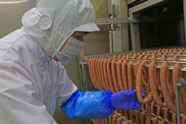 ハムやソーセージは、牧場内で一つひとつ丁寧に作り上げている