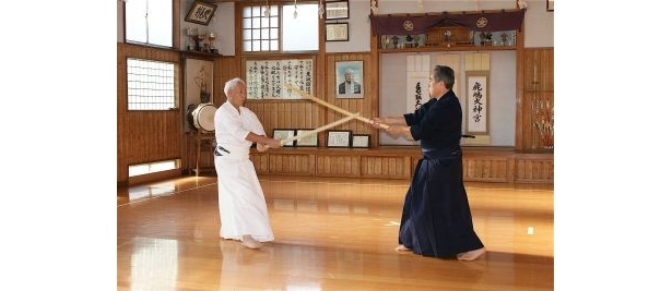 近藤勇の流れをくむ天然理心流9代目宗家宮川清蔵さんと井上源三郎5代目子孫に当たる井上雅雄さんによる天然理心流の演武が行われる