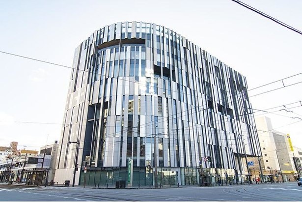 個性的な外観が目印。街のランドマーク的な存在