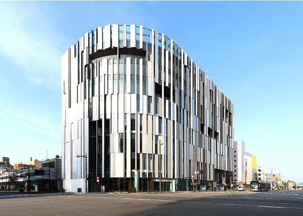 富山の産業でもあるアルミやガラスを用いて、光を反射させている