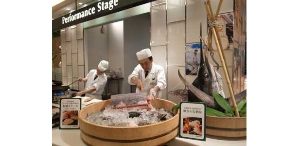 大きなバショウカジキ鮪をシェフが目の前で切り分け、調理してくれる