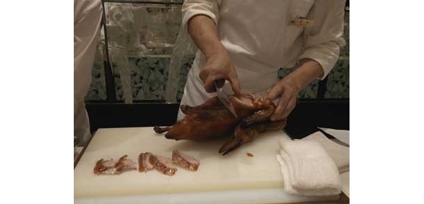 手間暇かけて焼き上げた北京ダックの味付けは鯛味噌仕立て