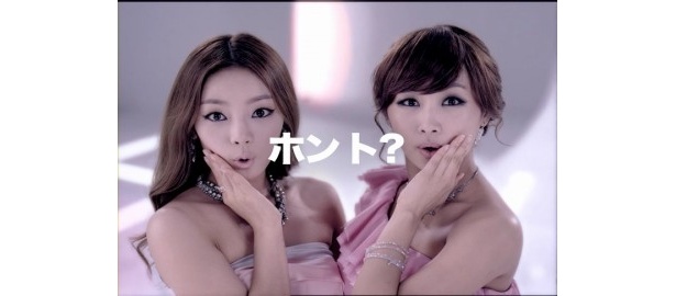 タイトなドレスを纏ったハラとニコル