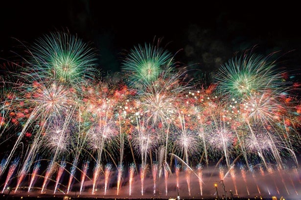 【写真】日本最高峰の花火師の競演と大迫力のワイドスターマインは必見!