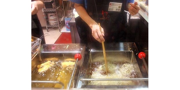 目の前で揚げてくれる