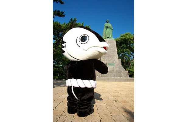 坂本龍馬の像を前に、何を思うのか？