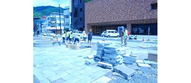 いまだ震災の爪跡が残る地に、地元スタッフとボランティアスタッフがキャンドルを配置