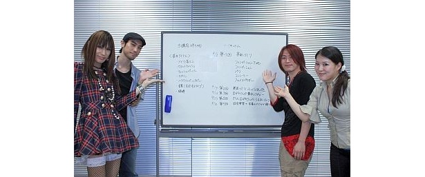 “男の娘”が接客するカフェ＆バー「NEWTYPE」の代表・茶漬けさん(左)が東京・秋葉原で“女装メイク講座”を開催