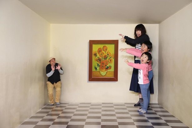 部屋の中に入ったら、パパが小さくなっちゃった!?