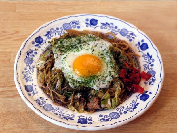 卵と野菜、挽肉を用意すれば、家庭でも簡単に横手やきそばが楽しめる