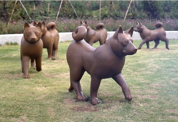 薮内佐斗司(やぶうちさとし)1993年制作。秋田犬をモチーフに、子供が乗ることを考えた遊び心あふれる作品
