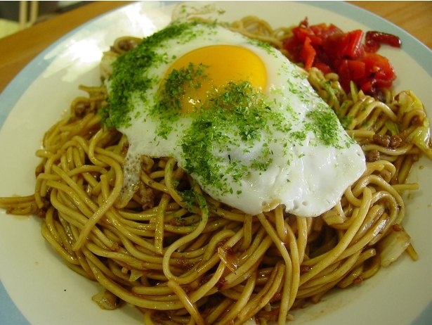 横手焼きそばなどの軽食はテイクアウトして、「お祭り広場」の芝生で食べるのもGOOD