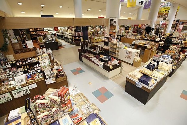 充実の品ぞろえで、お土産だけを買いに立ち寄る観光客も多い