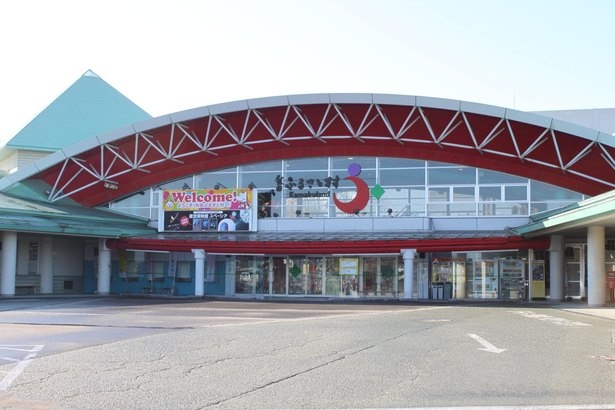 エントランスは赤いアーチが目印