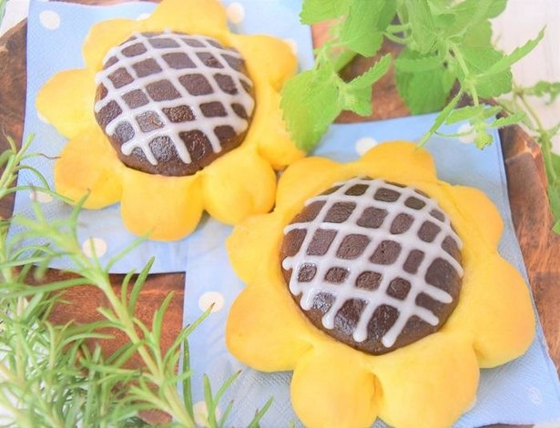【写真】中にオレンジクリームが入って、夏でもさっぱり食べられるひまわりパン